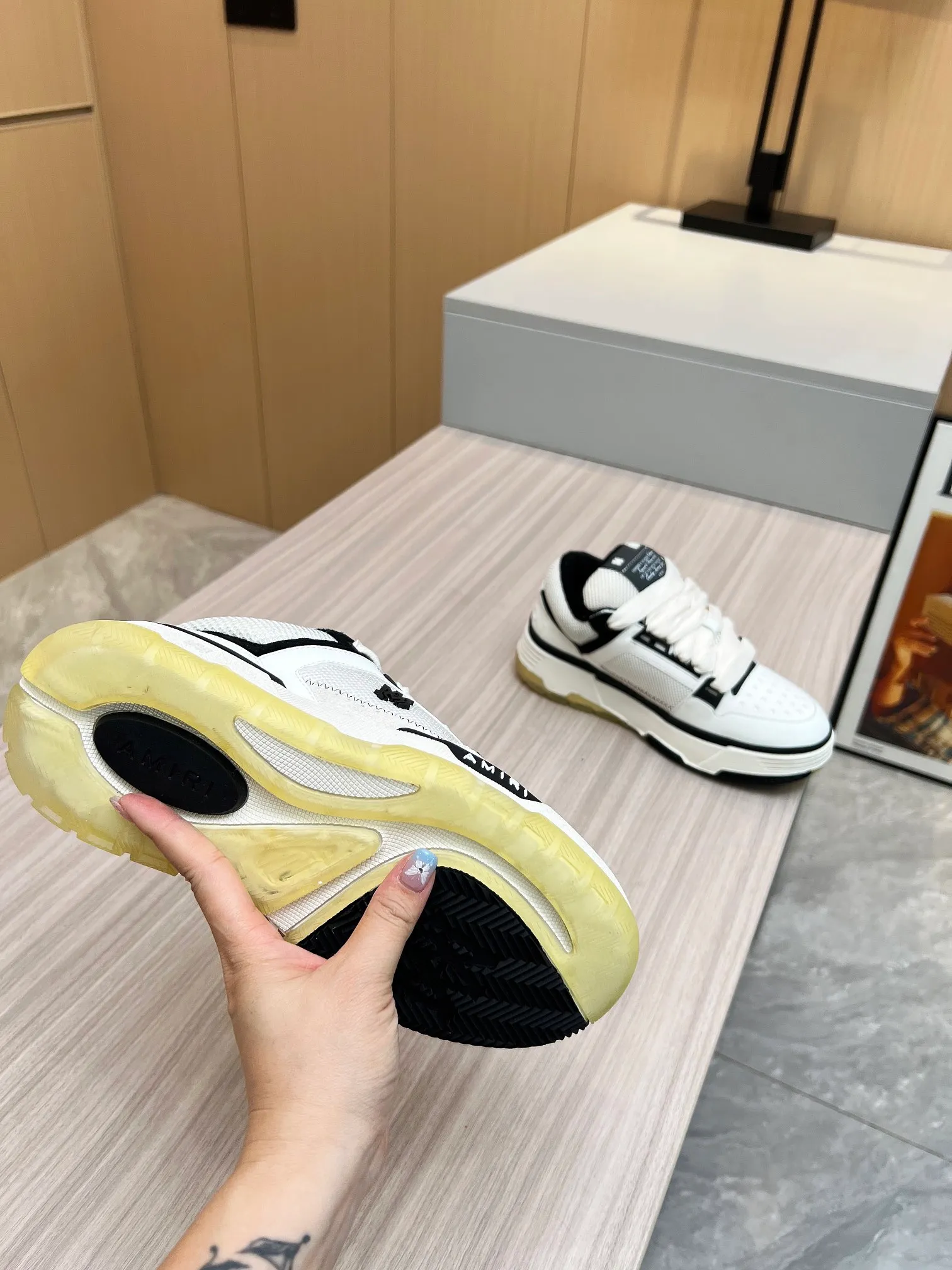 p620💰Men's shoes Amiri Emile's 2023 spring and summer new MA-1 bread shoes, couple models, casual sports shoes, sneakers Amiri gave up the rock punk style in the new season and used a large number of unsaturated colors, Morandi tones, whether you see or wear them, it will make people very happy. The large tongue of the bread shoes continues, shortens the length of the shoe body, thickens the midsole, and the toe part is more rounded. Amiri's brand letters and MA logo appear on the side of the shoe. Fabric: Original customized imported first-layer cowhide + mesh. Lining: Original customized breathable towel lining. Outsole. Foam combination material. Bottom thickness: 4CM. Size: Men's 39-45